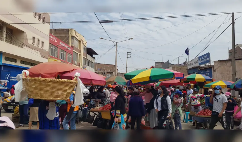 Los ambulantes permanecen en la vía pública. No se respeta el distanciamiento social por la COVID-19. Foto: Urpy/ La Repúublica