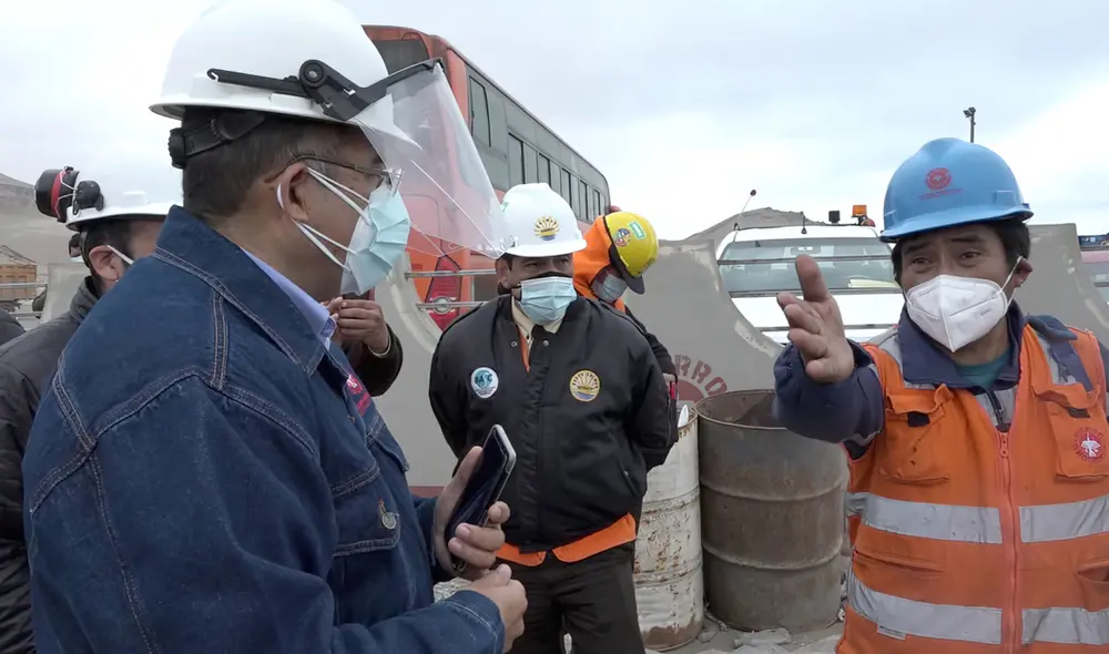 Julio Richarte jefe de RR.II. sustentando la validez del pernocte en alojamientos exclusivos y poniendo a disposición de trabajadores buses para su retiro.