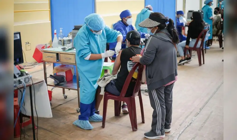 Menores deben acudir a vacunatorios juntos a sus padres o apoderados. Foto: Rodrigo Talavera Menores deben acudir a vacunatorios juntos a sus padres o apoderados. Foto: Rodrigo Talavera