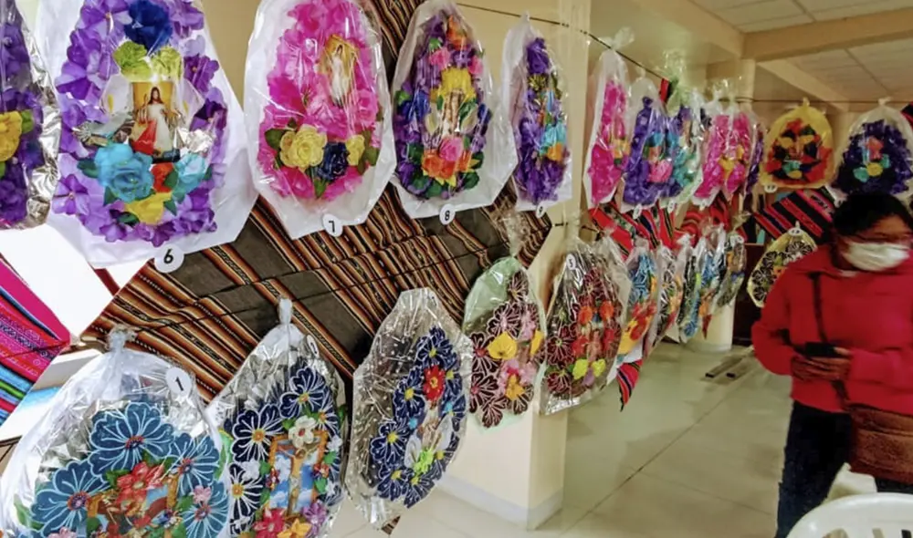 Mujeres exhibieron las coronas que aprendieron a confeccionar. Foto: Municipalidad de Puno