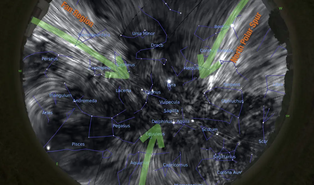 Esta imagen del cielo, como se vería en ondas de radio polarizadas, muestra los filamentos magnéticos que dan forma al túnel. Imagen: Jennifer West Esta imagen del cielo, como se vería en ondas de radio polarizadas, muestra los filamentos magnéticos que dan forma al túnel. Imagen: Jennifer West