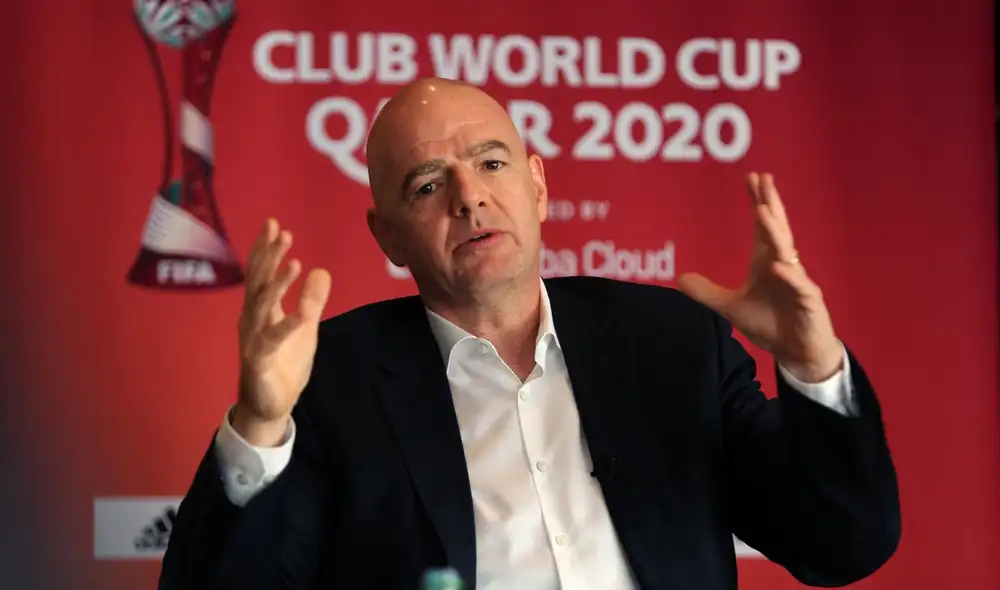 Infantino sostiene que esta propuesta haría "de verdad global" el fútbol. Foto: AFP Infantino sostiene que esta propuesta haría "de verdad global" el fútbol. Foto: AFP