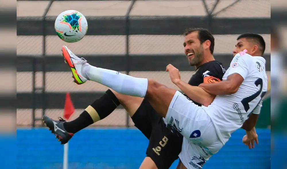 Montes y sus compañeros estrellaron varias veces la pelota en el palo Foto: Liga 1