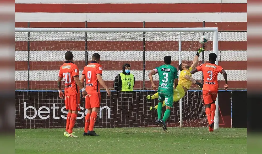 Portero Carlos Grados fue una de las figuras en el empate sin goles del UCV vs. Sport Huancayo. Foto:LigaFutProf Portero Carlos Grados fue una de las figuras en el empate sin goles del UCV vs. Sport Huancayo. Foto:LigaFutProf