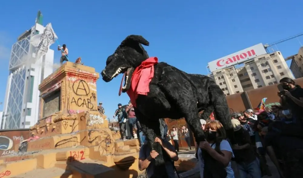 En el 2011, el perro símbolo acompañaba en las calles a cientos de universitarios chilenos que exigían una educación gratuita y de calidad. Foto: Twitter/Agencia Uno En el 2011, el perro símbolo acompañaba en las calles a cientos de universitarios chilenos que exigían una educación gratuita y de calidad. Foto: Twitter/Agencia Uno