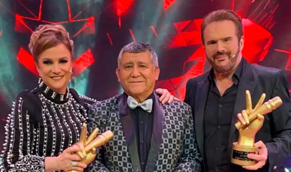 Mito Plaza posa junto a sus entrenadores de La voz senior. Foto: Latina