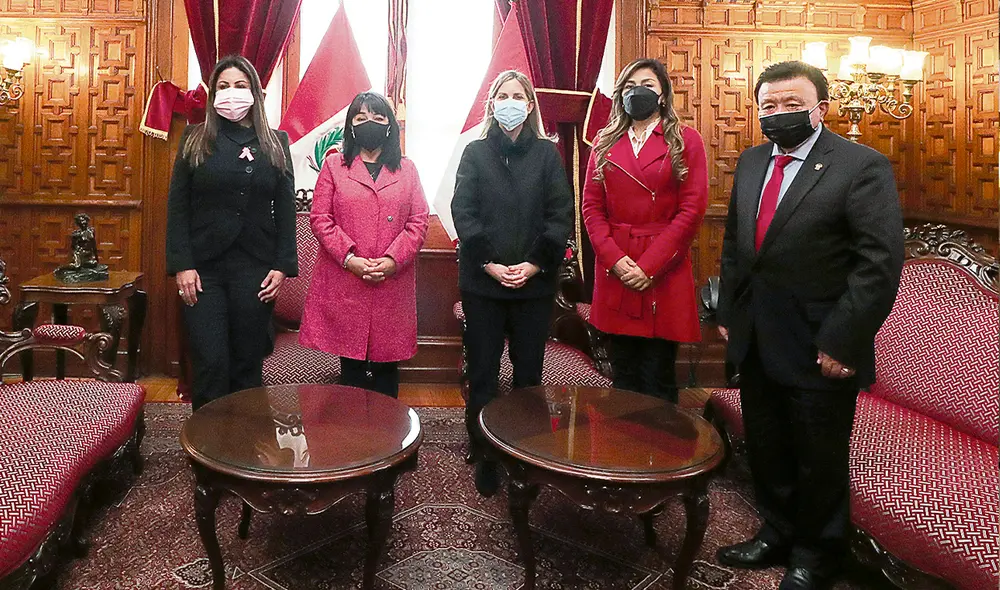 Encuentro. Mirtha Vásquez conversó con la mesa directiva de María del Carmen Alva. Le planteó más reflexión en reforma. Foto: PCM Encuentro. Mirtha Vásquez conversó con la mesa directiva de María del Carmen Alva. Le planteó más reflexión en reforma. Foto: PCM