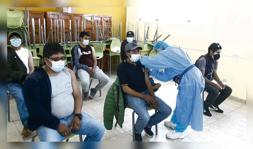 Primera línea. Desde ayer comenzaron a inocular con la tercera dosis al personal de salud de Cusco, Puno y Tacna. Primera línea. Desde ayer comenzaron a inocular con la tercera dosis al personal de salud de Cusco, Puno y Tacna.