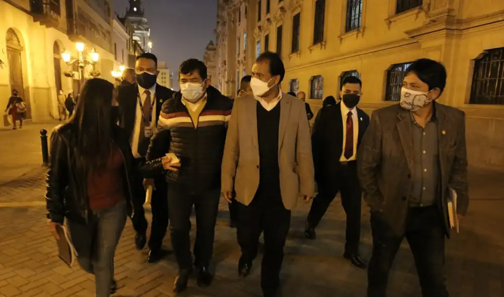 A los 17 que asistieron ayer a la PCM se les sumaría Alex Paredes, Jorge Marticorena y Guillermo Bermejo, quienes también apoyan al gabinete. Foto: difusión