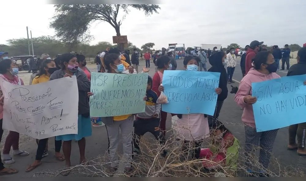 Ciudadanos cerraron con maderas y baldes la carretera en modo de protesta. Foto: Noticias Piura 3.0 Ciudadanos cerraron con maderas y baldes la carretera en modo de protesta. Foto: Noticias Piura 3.0