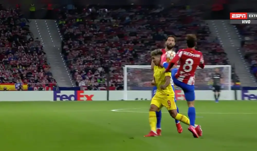 Antoine Griezmann se fue expulsado tras una dura entrada a Firmino