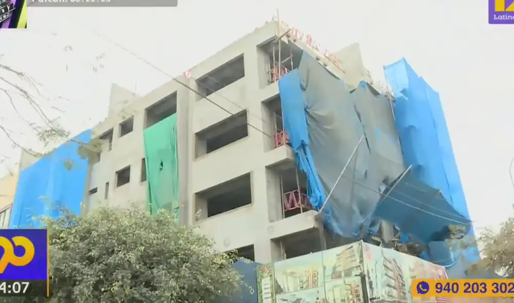 Familia espera la llegada del fiscal de turno. Foto: captura de Latina