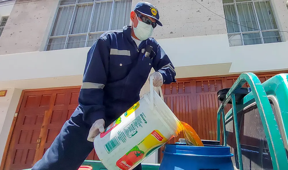 Recolectan aceite de domicilios del Cercado. Foto: Municipalidad de Arequipa Recolectan aceite de domicilios del Cercado. Foto: Municipalidad de Arequipa