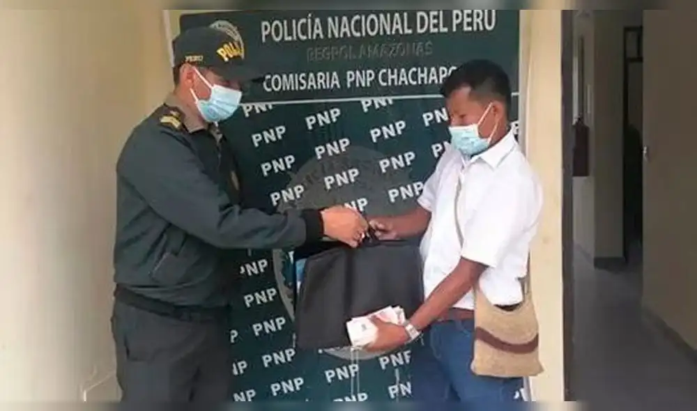 Policía Christopher Romero devuelve pertenencias al docente Tomás Pujupat que los olvidó en un taxi. Foto: Difusión.