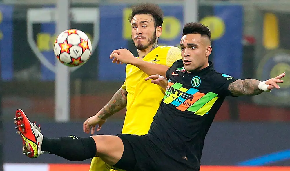 Gustavo Dulanto defiendo ante Lautaro Martínez. Foto: EFE