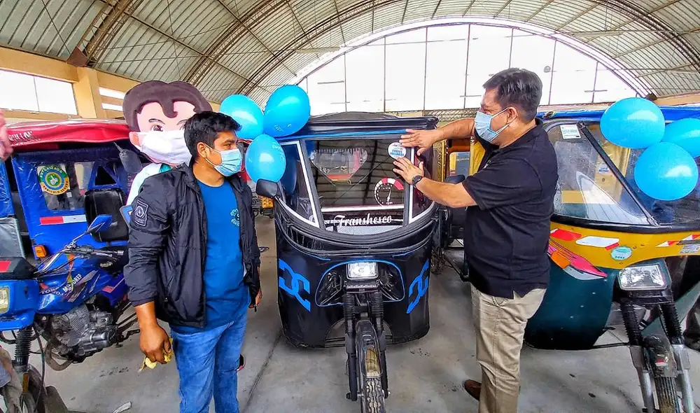 Identifican con sticker a vehículos de conductores vacunados. Foto: difusión Identifican con sticker a vehículos de conductores vacunados. Foto: difusión