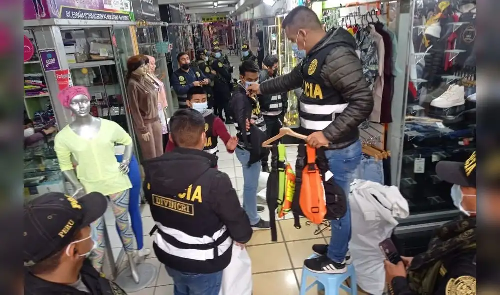 Los policías se llevaron gran cantidad de mercadería. Foto: PNP Los policías se llevaron gran cantidad de mercadería. Foto: PNP