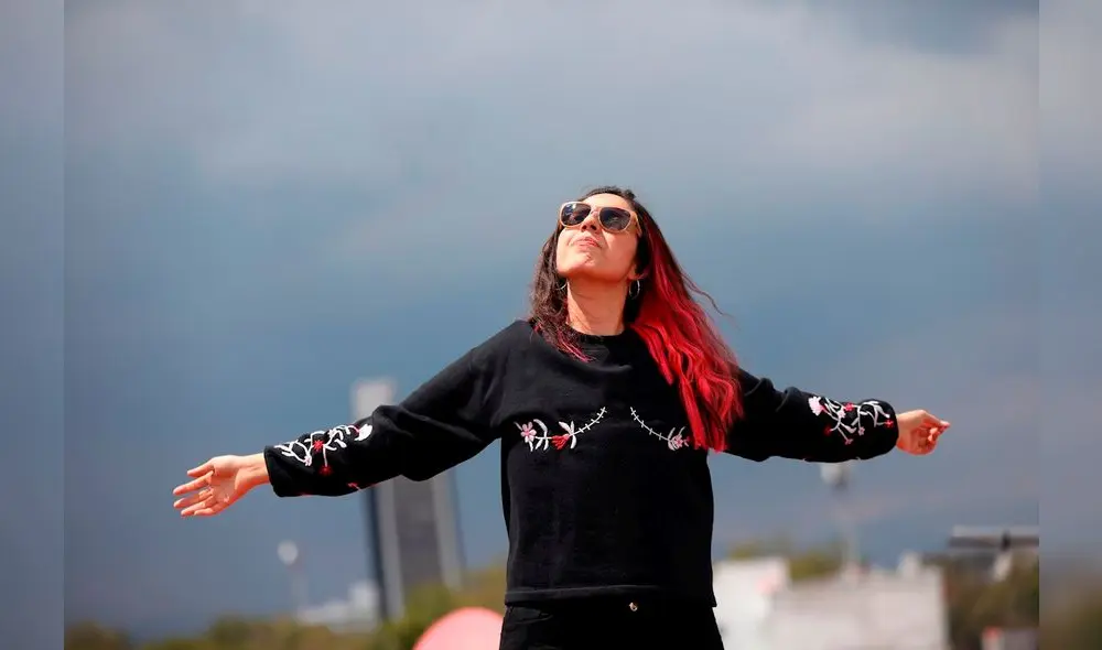 Sandra Monroy alza la voz para quienes optan por no colocarse senos de silicona y hoy muestra con orgullo las cicatrices que quedaron en su pecho. Foto: EFE/Sáshenka Gutiérrez Sandra Monroy alza la voz para quienes optan por no colocarse senos de silicona y hoy muestra con orgullo las cicatrices que quedaron en su pecho. Foto: EFE/Sáshenka Gutiérrez