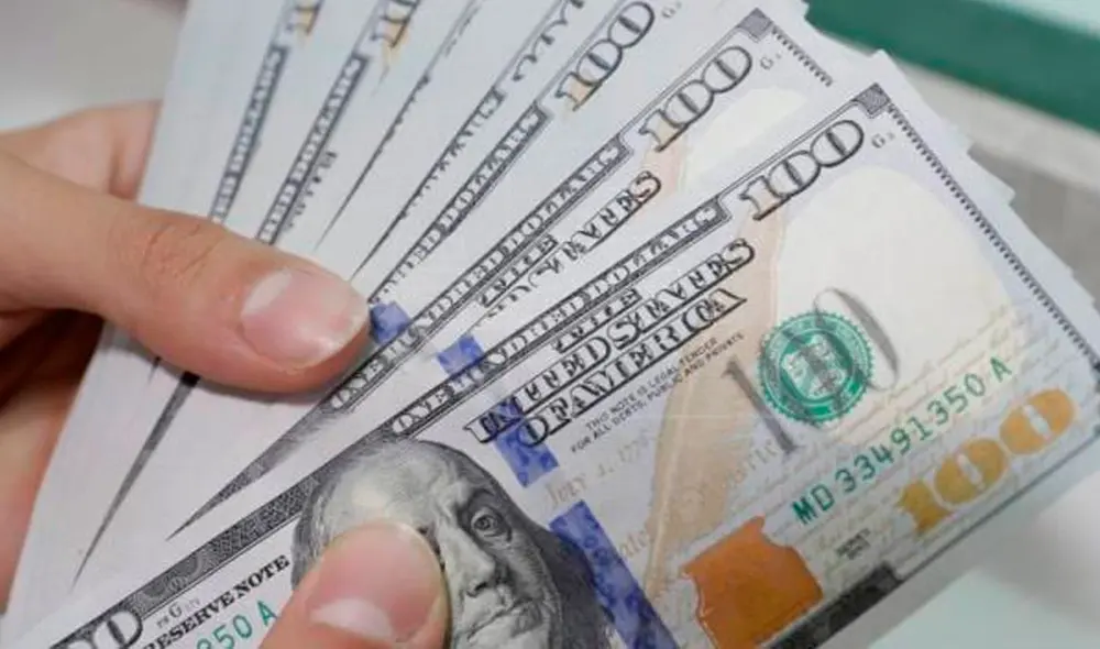 El precio del dólar oficial BCV es revisado tanto por compradores como por comerciantes. Foto: EFE El precio del dólar oficial BCV es revisado tanto por compradores como por comerciantes. Foto: EFE