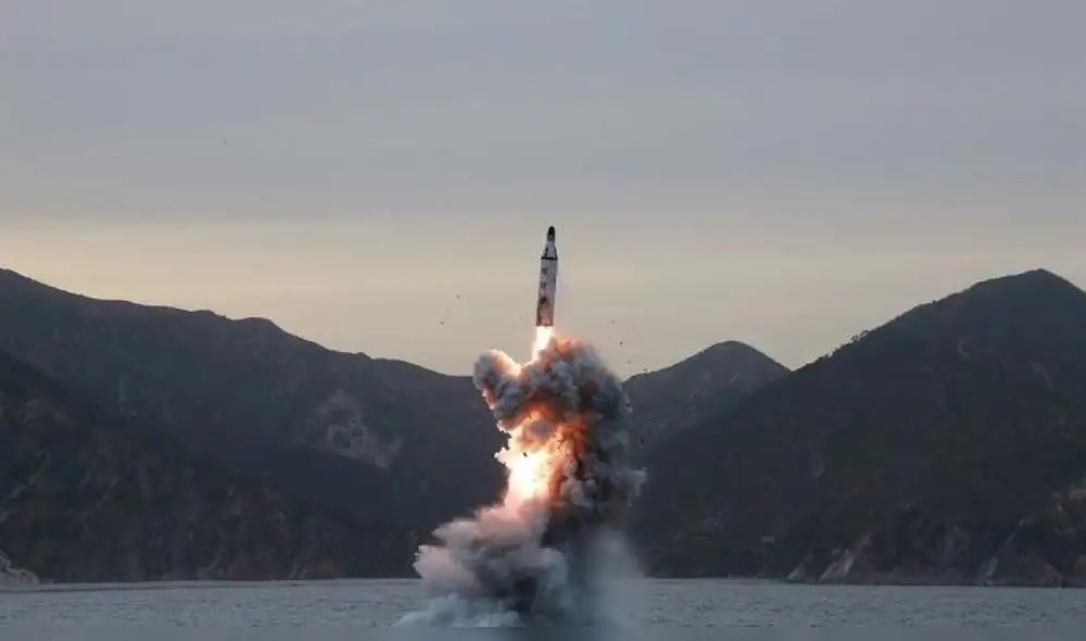 Corea del Norte afirmó que disparó un misil balístico desde un submarino que le permitiría ser el poseedor de armas nucleares con una segunda capacidad. Foto: The San Diego Union