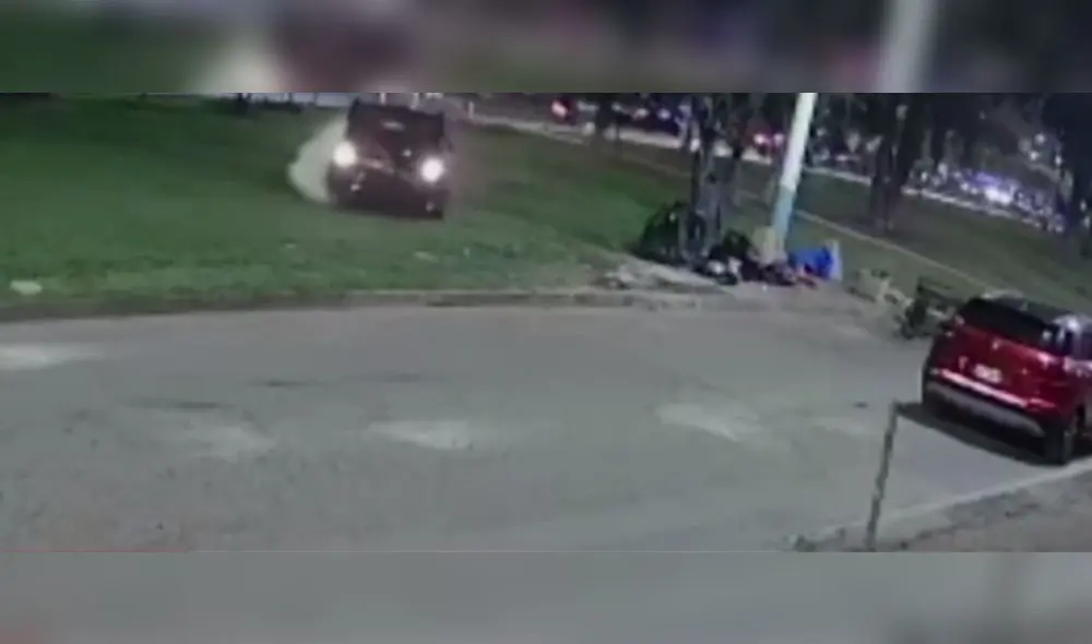 Un automóvil impactó en el portón de metal de la cochera de un hospedaje. En su sinuoso camino casi atropella a un reciclador y a una persona que transitaba por el lugar. Foto: América TV Un automóvil impactó en el portón de metal de la cochera de un hospedaje. En su sinuoso camino casi atropella a un reciclador y a una persona que transitaba por el lugar. Foto: América TV