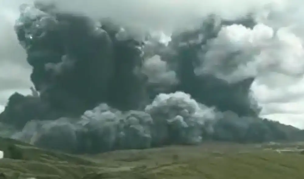 Preciso momento en que entró en erupción el Monte Aso, uno de los principales volcanes de Japón. Foto: captura / Twitter Preciso momento en que entró en erupción el Monte Aso, uno de los principales volcanes de Japón. Foto: captura / Twitter