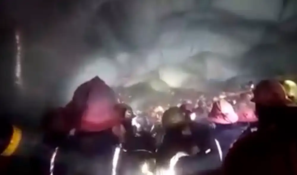 Algunos mineros tuvieron que salir nadando a fin de ponerse a buen resguardo. Foto: TLV Algunos mineros tuvieron que salir nadando a fin de ponerse a buen resguardo. Foto: TLV