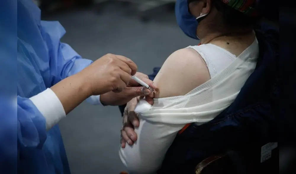 Vacunación de tercera dosis a personal médico del Hospital Regional Honorio Delgado. Foto: Rodrigo Talavera/La República. Vacunación de tercera dosis a personal médico del Hospital Regional Honorio Delgado. Foto: Rodrigo Talavera/La República.