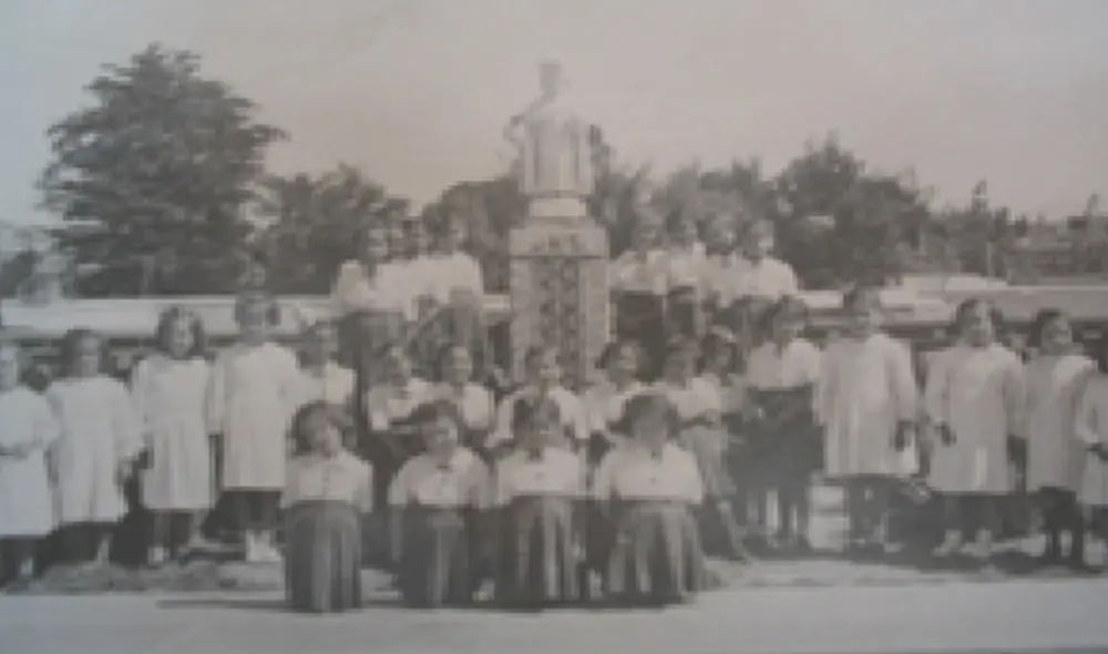 Primeras fotografías de las estudiantes que iniciaron en esta institución educativa. Foto: I. E. Nuestra Señora de Lourdes