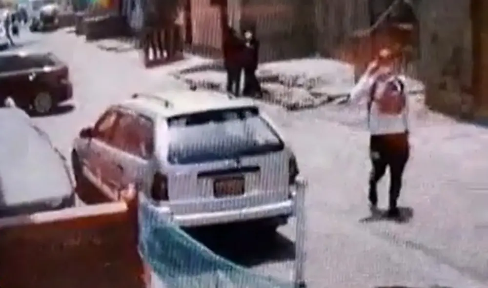 Sujeto fue captado por las cámaras de seguridad merodeando la zona antes de cometer el crimen. Foto: captura de América noticias