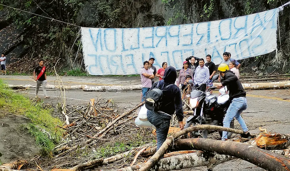 InteroceánIca. Los manifestantes han bloqueado la vía e impiden el paso de todo vehículo. Foto: Paolo Peña / La República