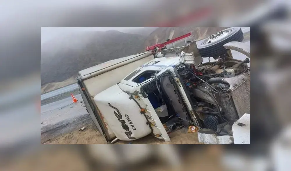 Camión quedó atravesado a un costado de la pista. Foto: El Corresponsal Virú Camión quedó atravesado a un costado de la pista. Foto: El Corresponsal Virú