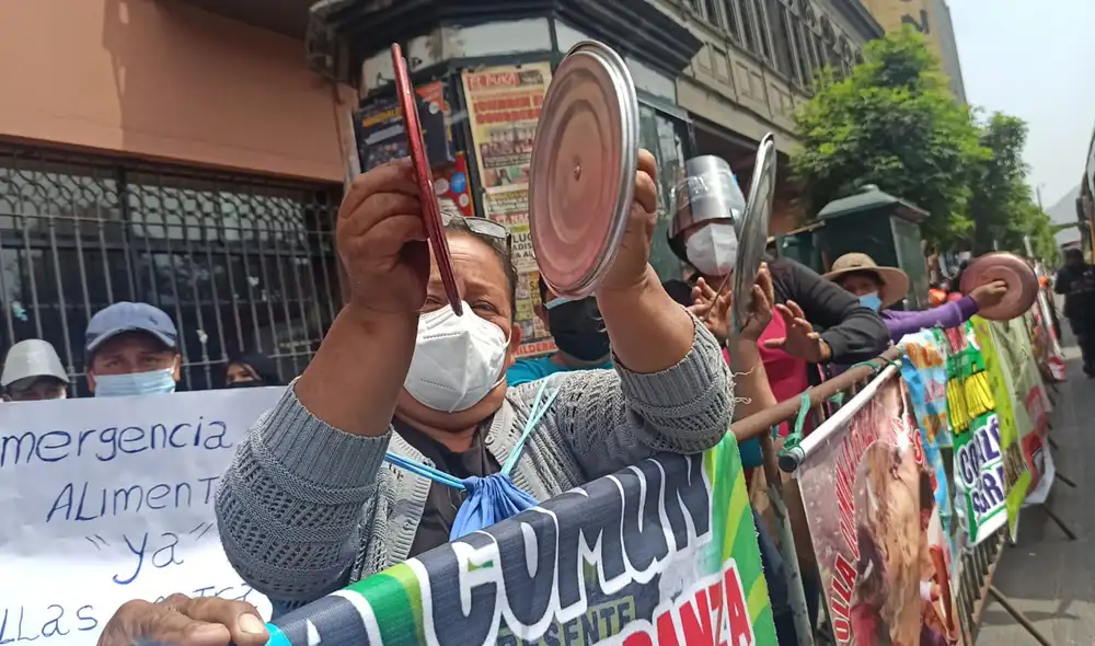 Mujeres protestaban frente al Congreso cuando fueron molestadas por La Resistencia. Foto: Jessica Merino/URPI-LR Mujeres protestaban frente al Congreso cuando fueron molestadas por La Resistencia. Foto: Jessica Merino/URPI-LR