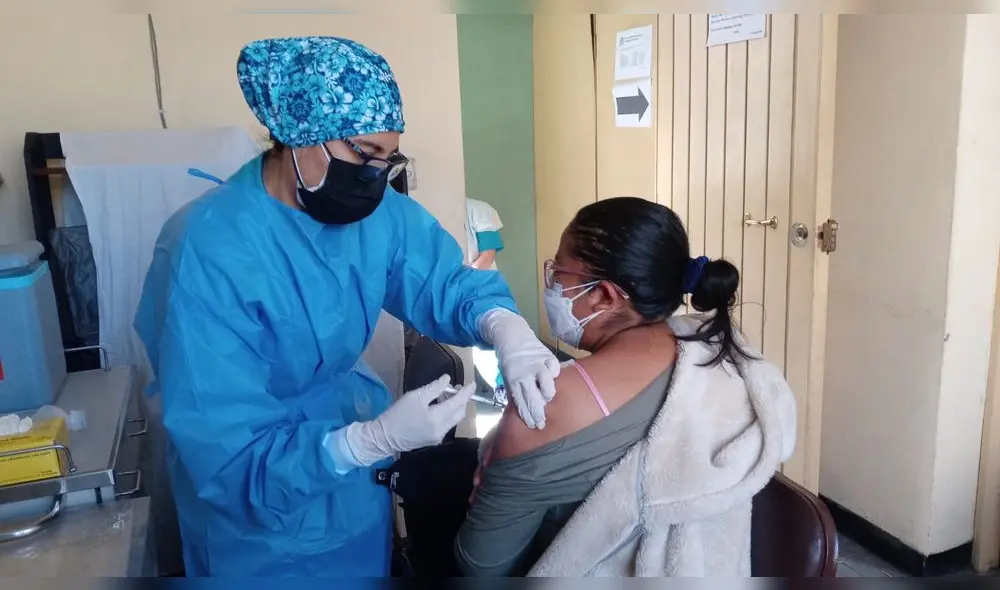 Son 960 trabajadores, incluidos en el primer padrón, quienes serán vacunados hasta el próximo domingo. Foto: Alexis Choque/La República. Son 960 trabajadores, incluidos en el primer padrón, quienes serán vacunados hasta el próximo domingo. Foto: Alexis Choque/La República.