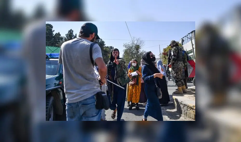 Miembro del Talibán amenazando a un reportero durante la manifestación. Foto: AFP