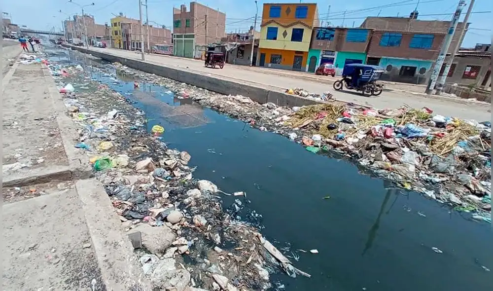 Avenida Chiclayo muestra una gran acumulación de basura y el colapso de la red de alcantarillado. Foto: Clinton Medina/La República Avenida Chiclayo muestra una gran acumulación de basura y el colapso de la red de alcantarillado. Foto: Clinton Medina/La República