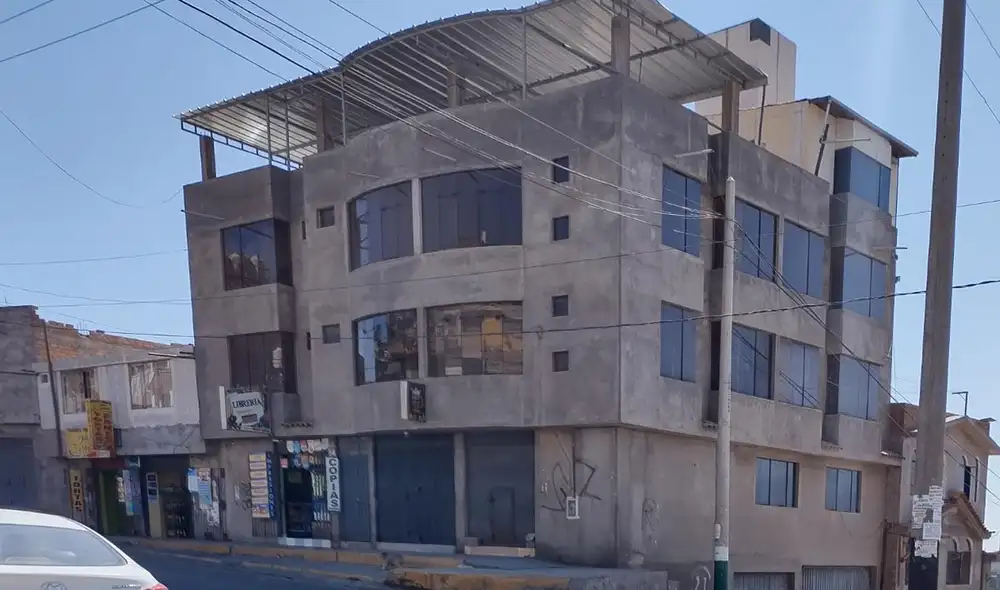 Los agentes policiales de la sección Robos acudieron al lugar, en busca de cámaras de seguridad que ayuden a la investigación. Foto: La República Los agentes policiales de la sección Robos acudieron al lugar, en busca de cámaras de seguridad que ayuden a la investigación. Foto: La República