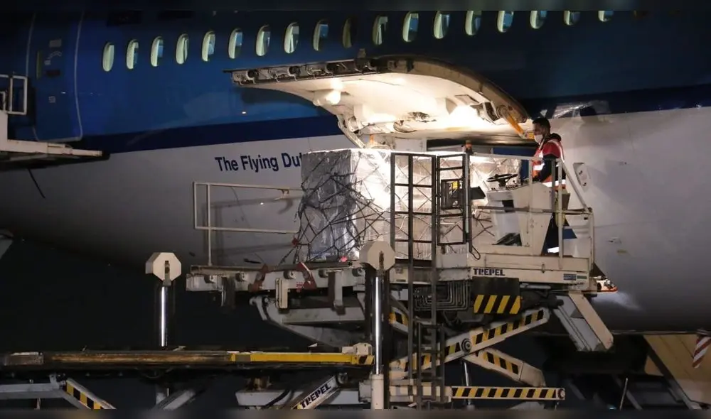 Fue el viceministro de Prestaciones y Aseguramiento en Salud quien supervisó el arribo. Foto: Minsa Fue el viceministro de Prestaciones y Aseguramiento en Salud quien supervisó el arribo. Foto: Minsa