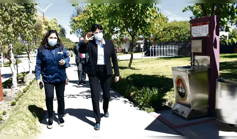 Visita. Jefa de Reniec en la Unsa donde entregan DNI. Foto: Rodrigo Talavera/ La República Visita. Jefa de Reniec en la Unsa donde entregan DNI. Foto: Rodrigo Talavera/ La República