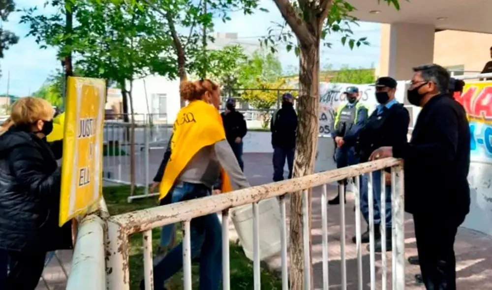 La decisión indignó a la madre de las víctimas y agrupaciones que la acompañaban, por lo que se vivieron momentos de tensión frente a las oficinas del Poder Judicial. Foto: LM Neuquen La decisión indignó a la madre de las víctimas y agrupaciones que la acompañaban, por lo que se vivieron momentos de tensión frente a las oficinas del Poder Judicial. Foto: LM Neuquen