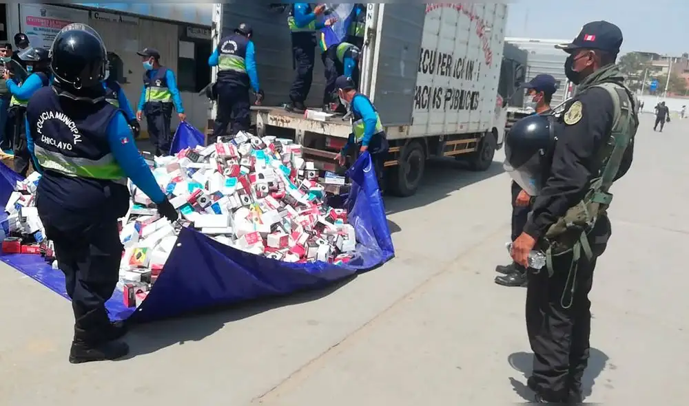 Se decomisó gran cantidad de mascarillas a un vendedor ambulante en la avenida Pedro Ruiz. Foto: MPCh Se decomisó gran cantidad de mascarillas a un vendedor ambulante en la avenida Pedro Ruiz. Foto: MPCh