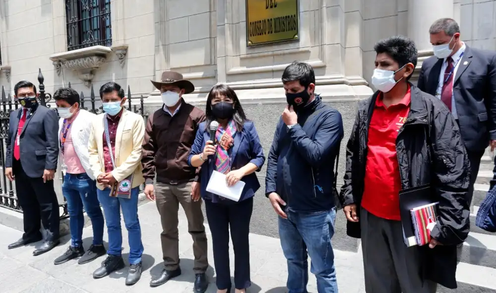 Mirtha Vásquez mantuvo un encuentro con dirigentes cocaleros este viernes en la sede de la PCM. Foto: Carlos Felix /La República