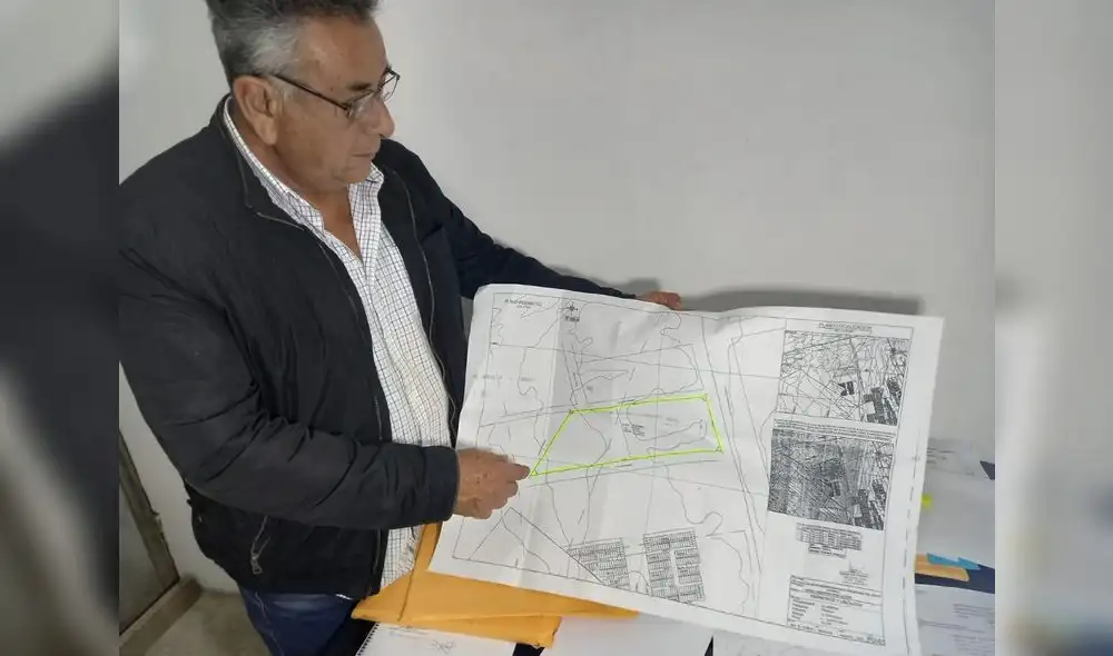 Presidente de Aminor mostró planos y documentos que sustentarían su posesión. Foto: difusión Presidente de Aminor mostró planos y documentos que sustentarían su posesión. Foto: difusión