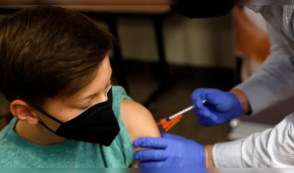 Una adolescente de Estados Unidos es vacunado con la vacuna COVID-19. Foto: AFP Una adolescente de Estados Unidos es vacunado con la vacuna COVID-19. Foto: AFP