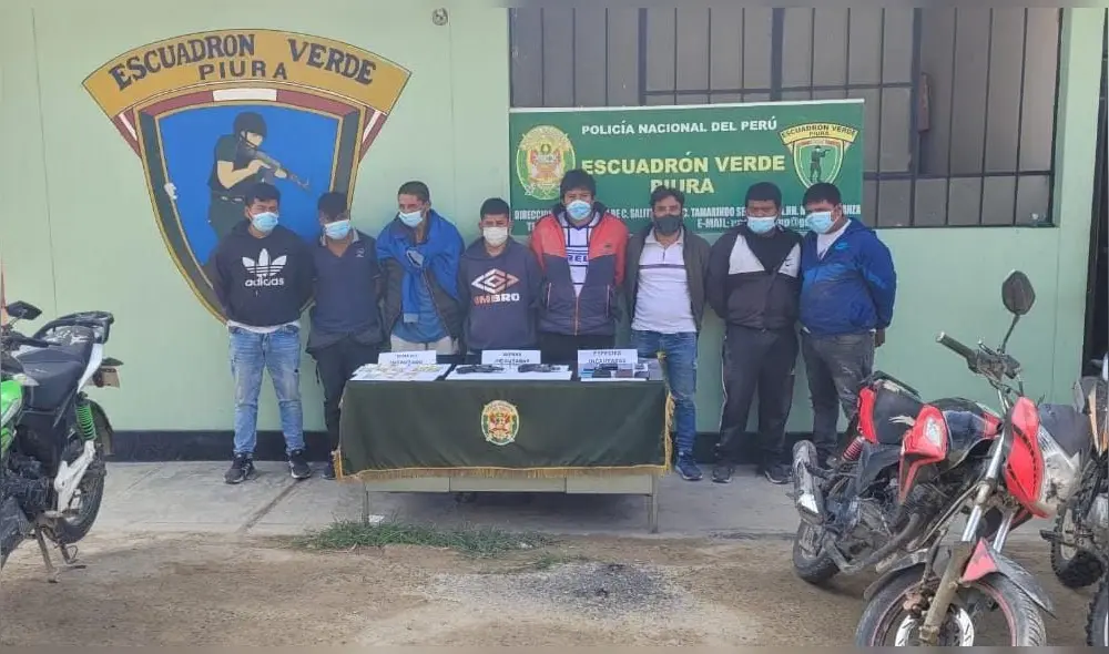 La policía encontró dos armas abastecidas con doce municiones; además, incautaron dos mototaxis y tres motocicletas. Foto: PNP La policía encontró dos armas abastecidas con doce municiones; además, incautaron dos mototaxis y tres motocicletas. Foto: PNP