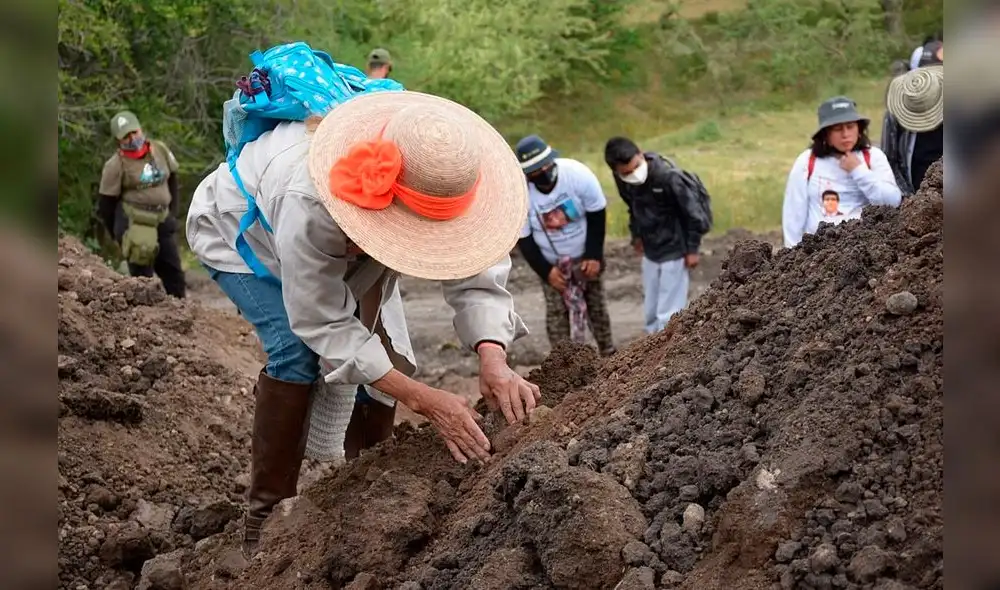 Se observa a personas buscando a familiares desaparecidos en fosas clandestinas en el municipio de Cuautla, estado de Morelos (México). Foto: Centro de Derechos Humanos Miguel Agustín Pro Juárez A.C./EFE