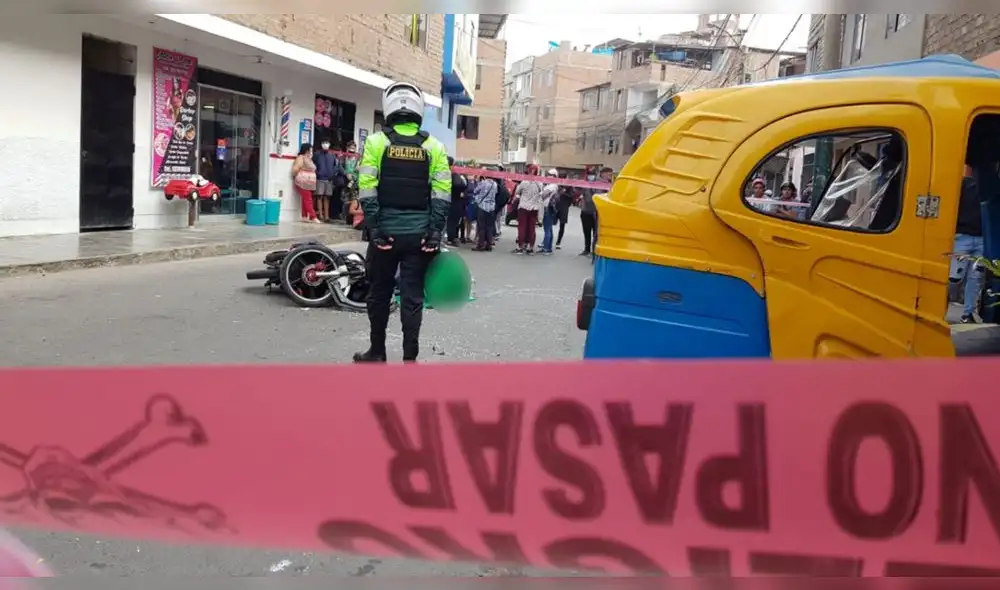 Policías y familiares del fallecido se apersonaron al jirón Los Herrerillos. Foto: Mary Luz Aranda / URPI-LR