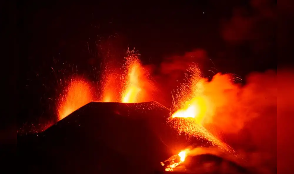 Actividad eruptiva del volcán Cumbre Vieja, en la isla canaria de La Palma, este viernes por la noche. Foto: Miguel Calero/EFE