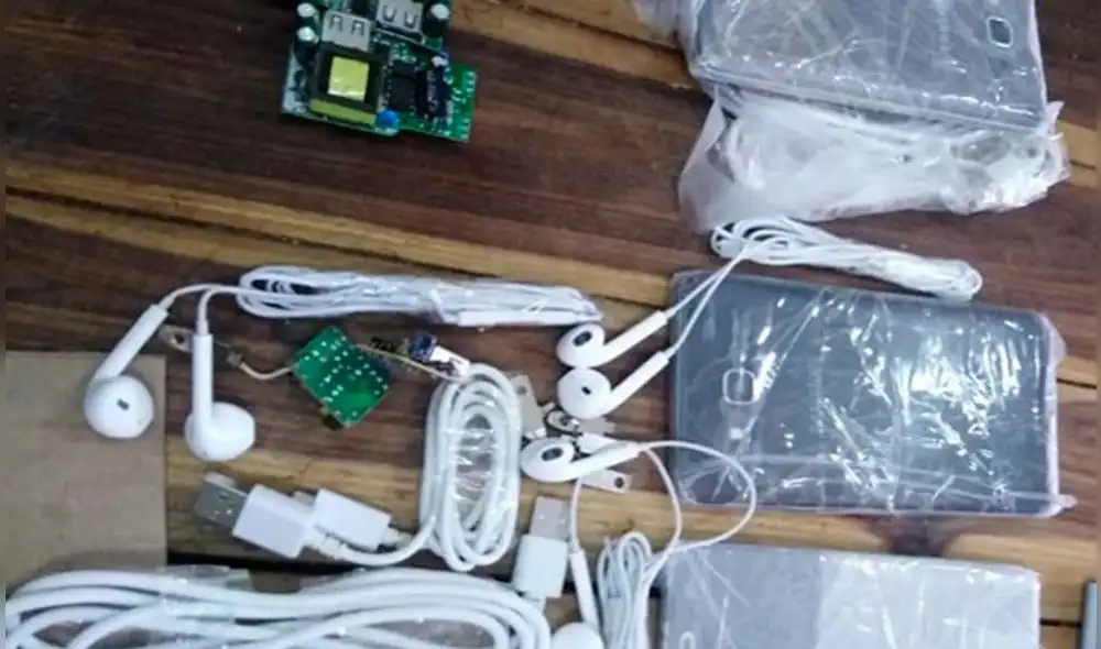 Cada uno de los celulares contaba con su auricular y cargador. Foto: INPE