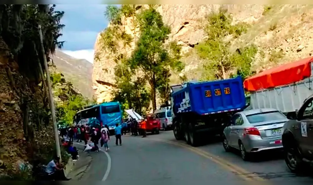 Comuneros tomaron puente Pomachaca y bloquearon el pase de vehículos. Foto: difusión Comuneros tomaron puente Pomachaca y bloquearon el pase de vehículos. Foto: difusión